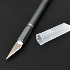 Нож строительный Deli Со сменными лезвиями / EDL359201A (10шт) — фото 3